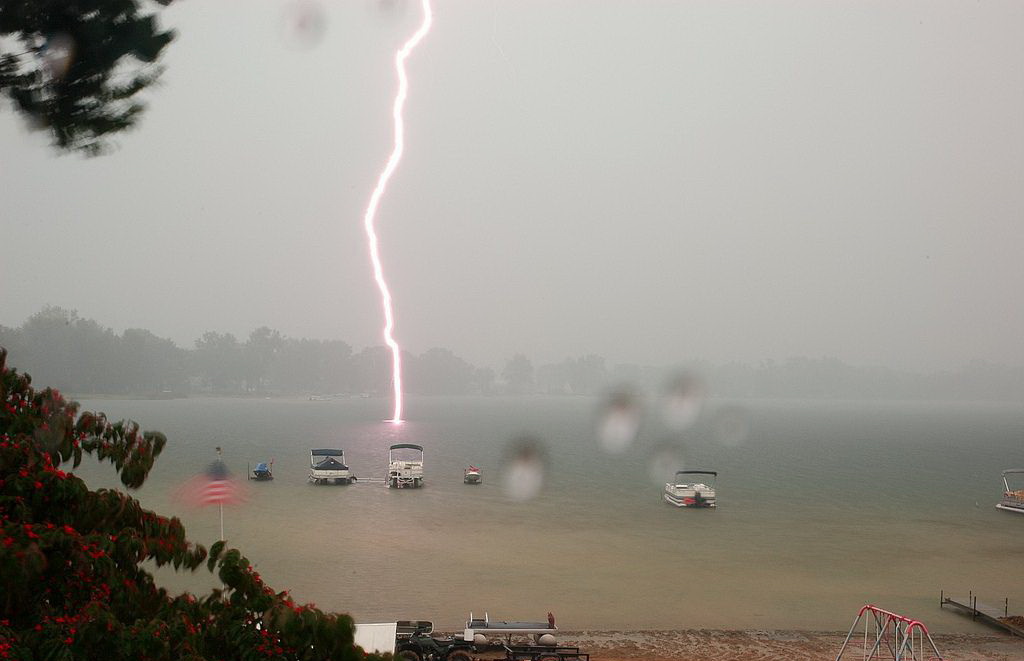 1024x661, 95 Kb / молния, гроза, море, лодки, дождь