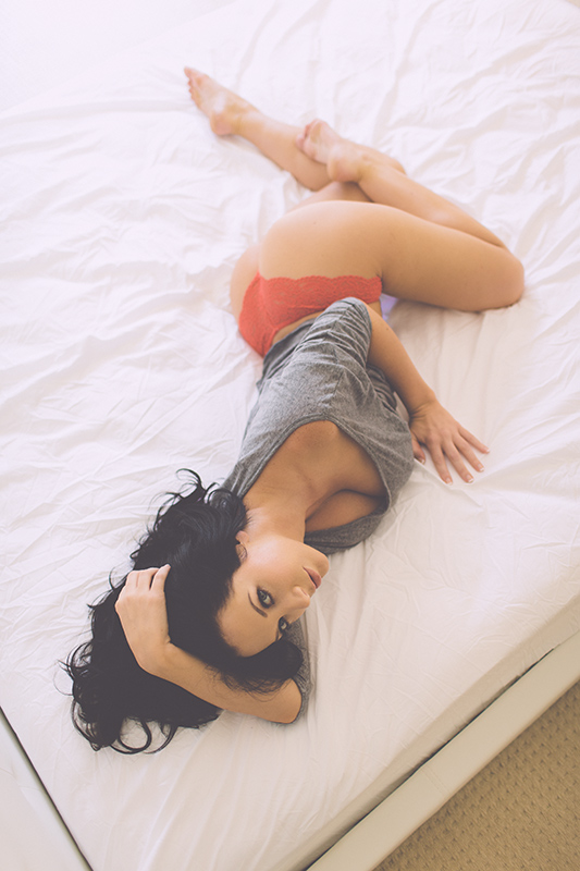 533x800, 165 Kb / брюнетка, красные, белье