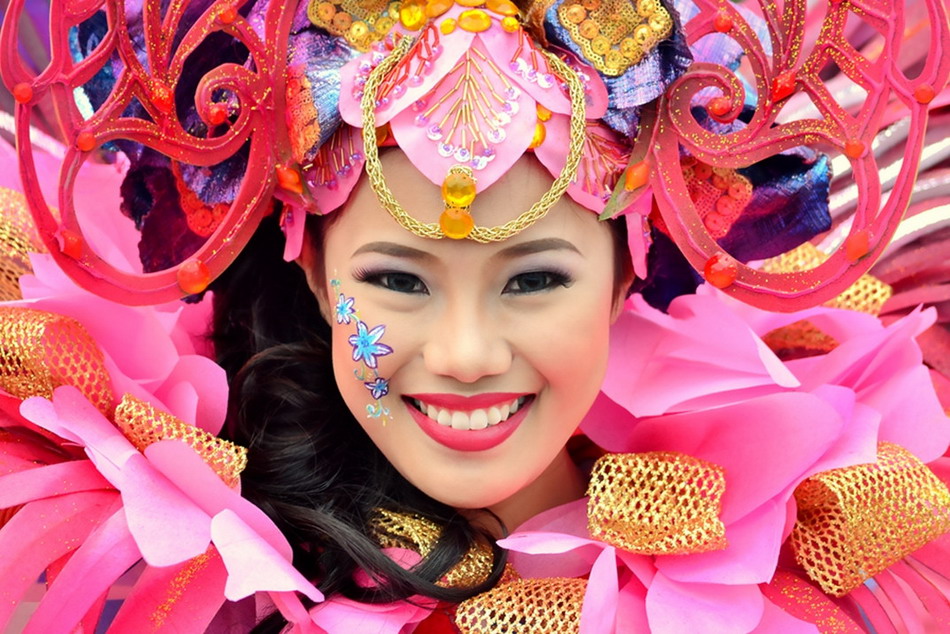 950x634, 224 Kb / костюм, праздник, девушка, улыбка, красный, розовый, брюнетка