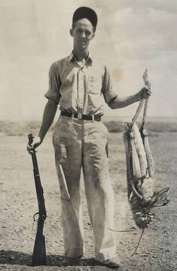 350x536, 26 Kb / кузнечик, ружье, ч/б, бейсболка