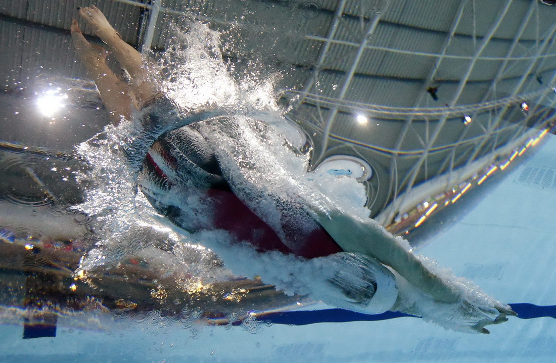 1100x718, 224 Kb / бассейн, пловчиха, прыжок, вода, пузыри, брызги