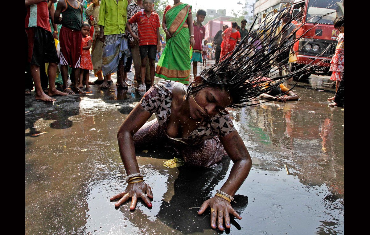 1200x765, 293 Kb / индия, транс, молитва, дорога, волосы, мокрая