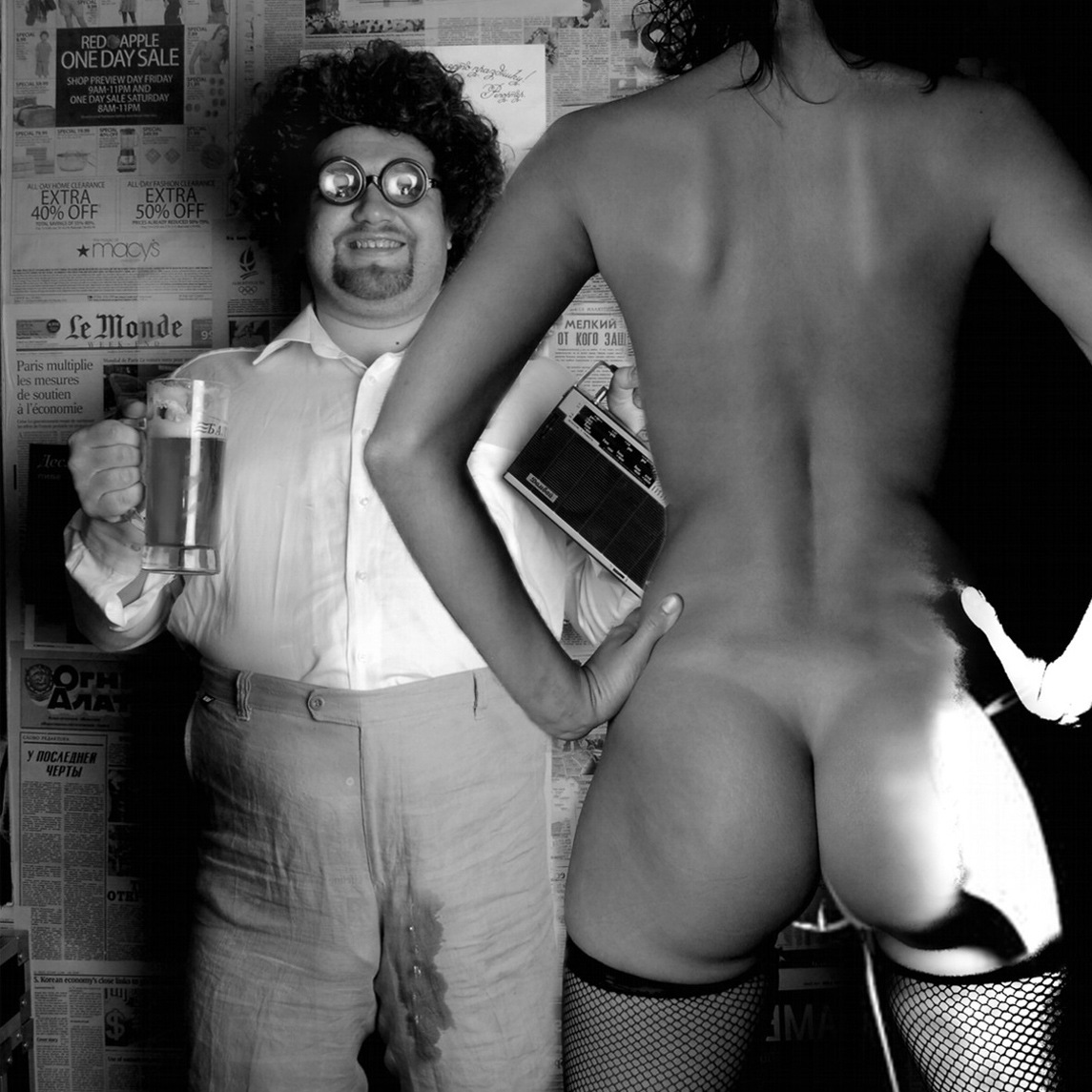 1145x1145, 273 Kb / ч/б, спина, попа, чулки, приемник, пиво, бокал, толстяк, очки, кучервый, газеты