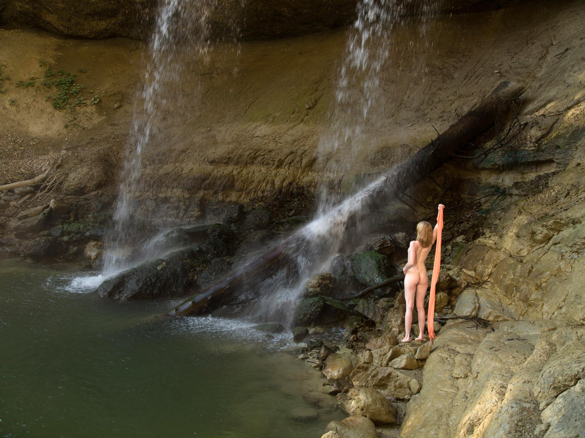 1200x900, 326 Kb / водопад, бревно, сосна, блондинка