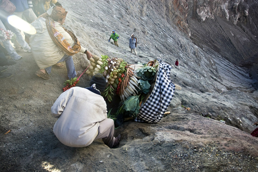 890x593, 323 Kb / фестиваль, касада, вулкан, бромо, подношение, овощи, фрукты, кратер