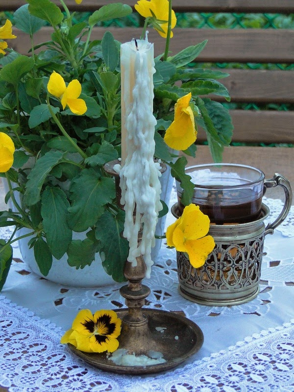 600x800, 139 Kb / скатерть, свеча, подсвечник, воск, подстаканник, стакан, чай, анютины глазки, цветы