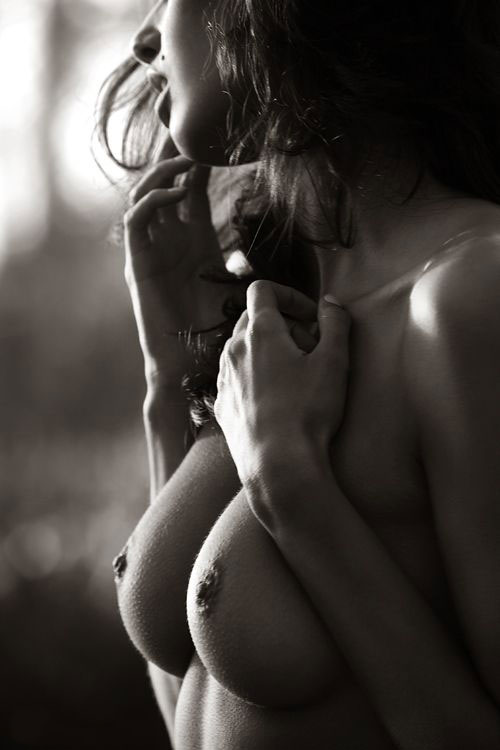 500x750, 37 Kb / ч/б, сиськи, родинка, мурашки