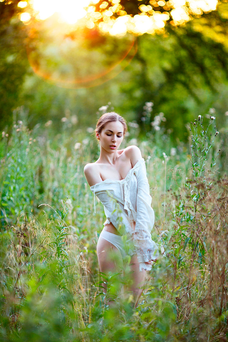 733x1100, 316 Kb / девушка, трава, рубашка, трусы, блики, бокэ, сиськобан