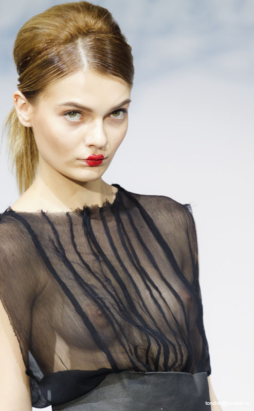 494x800, 75 Kb / подиум, показ мод, взгляд, девушка, блузка