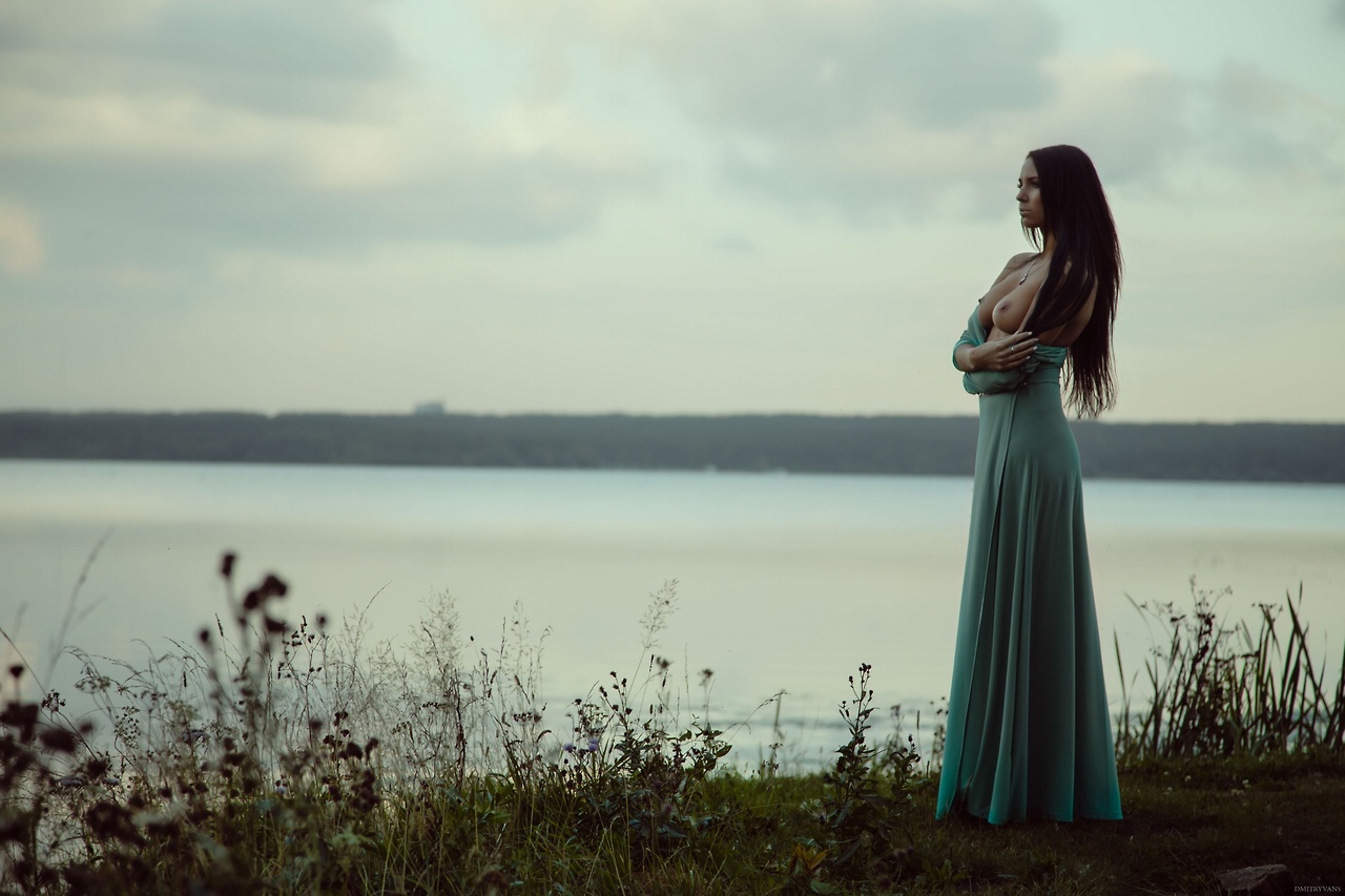 1280x853, 248 Kb / брюнетка, сиськи, вода, вечер, река, платье