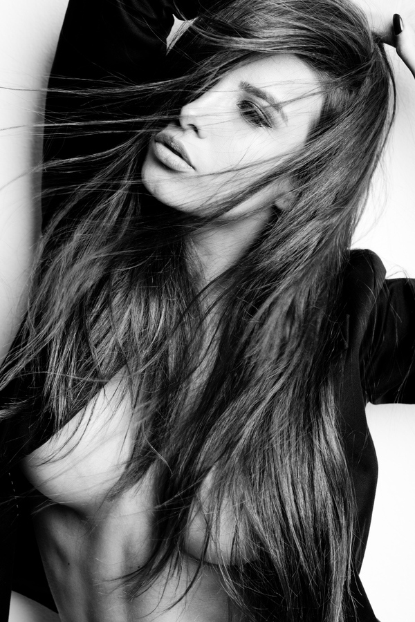 600x900, 293 Kb / ч/б, сиськи, волосы, губы