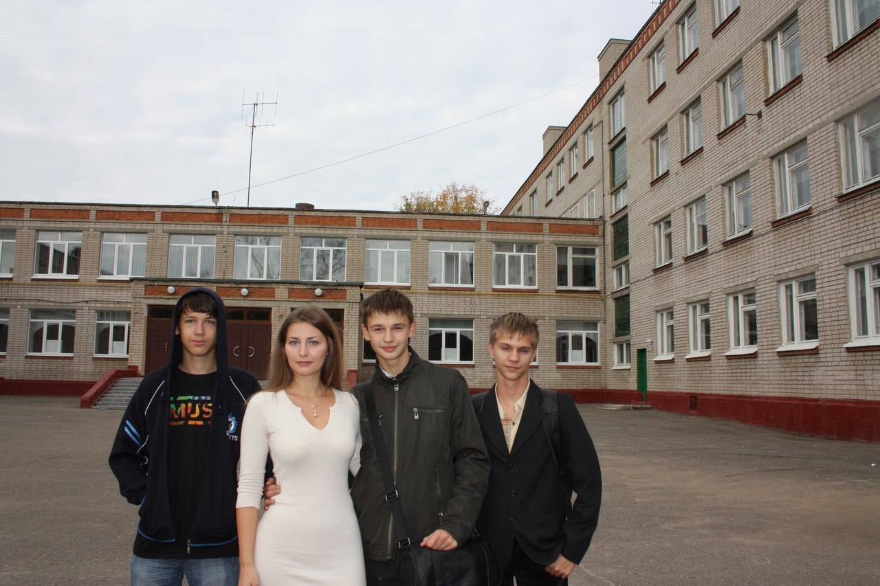 1280x853, 211 Kb / учитель, взял за талию, ученики, фото с классном, школа, облегающее платье