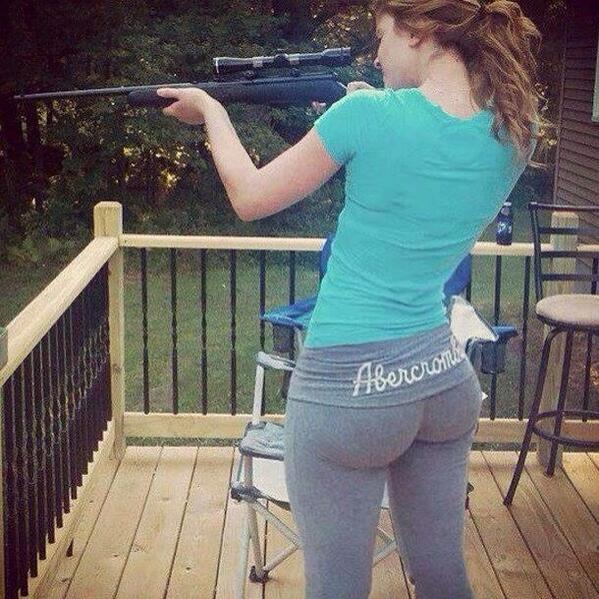 599x599, 76 Kb / винтовка, попа, штаны, надпись, стул