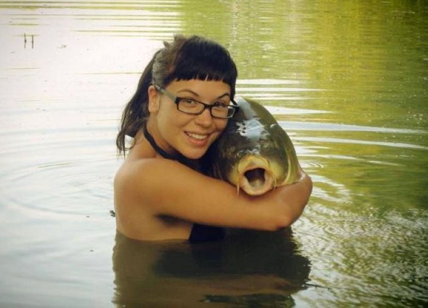 850x613, 149 Kb / девушка, очки, озеро, брюнетка, рыба, обнимашки