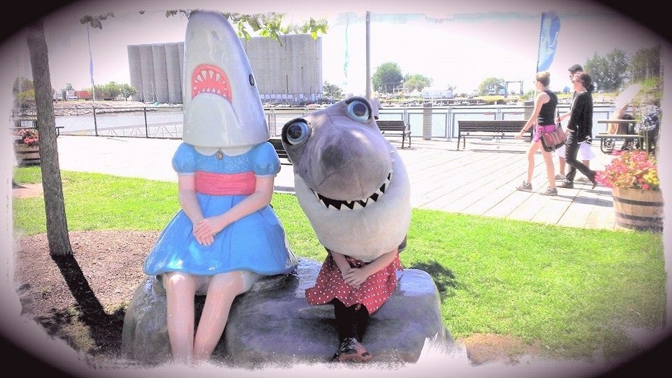 960x541, 183 Kb / акула, памятник, ребенок