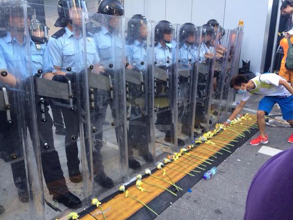 600x450, 51 Kb / Гонконг, студенты, полиция, цветы, протесты, Варламов