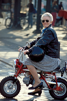 224x336, 39 Kb / старушка, мопед, маленький, шлем, очки, юбка, кожаная куртка, туфли
