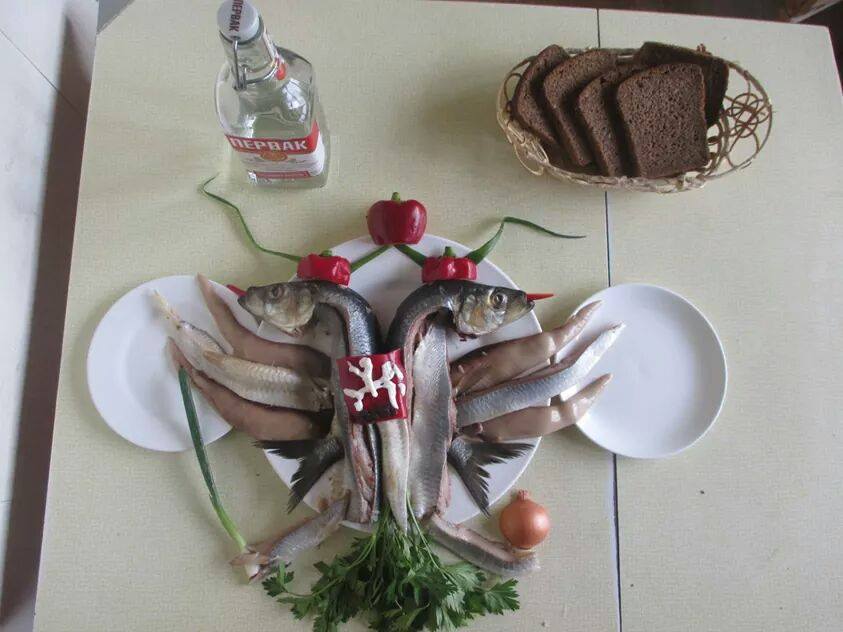 843x632, 59 Kb / водка, селедка, хлеб, лук, герб, пародия, пятница