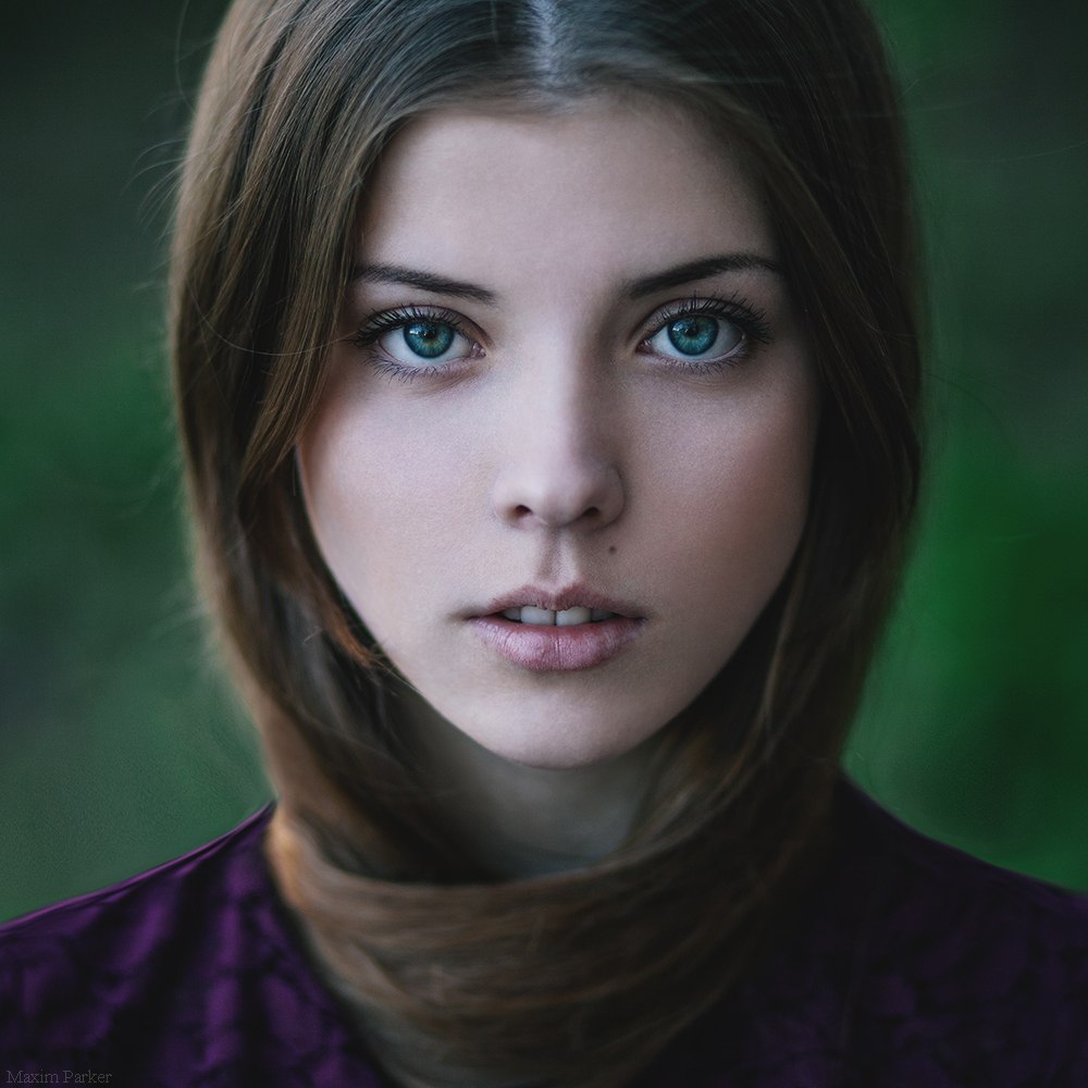 1000x1000, 108 Kb / maxim parker, Максим, Паркер, зеленый, фон, родинка, девушка, фиолет, шатенка