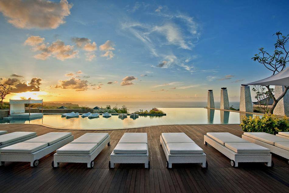 950x634, 78 Kb / лежаки, восход, небо, облака, вода, красота