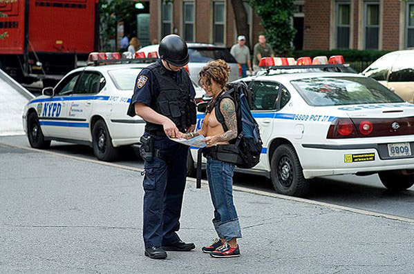 599x397, 95 Kb / полицейский, туристка, сиськи, татуировка