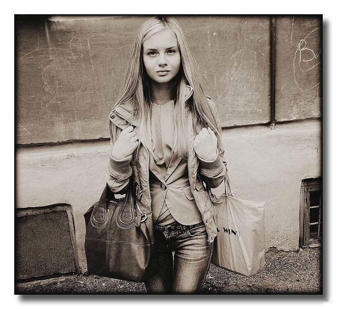 1089x999, 329 Kb / девушка, сумки, сепия
