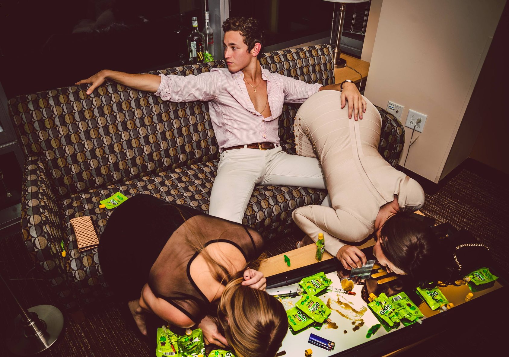 1687x1183, 342 Kb / раком, кокаин, водка, гламур, реклама, gogo