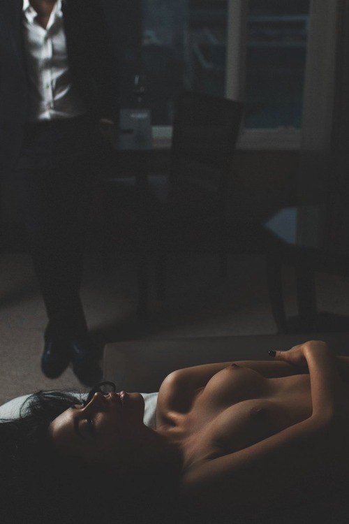 500x750, 38 Kb / топлесс, брюнетка, костюм