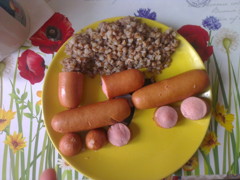 811x608, 117 Kb / греча, сосиска, тарелка, паровоз