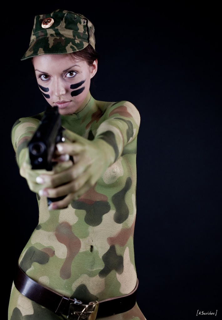 710x1024, 110 Kb / девушка, краска, камуфляж, пистолет, ремень, пилотка, кепка