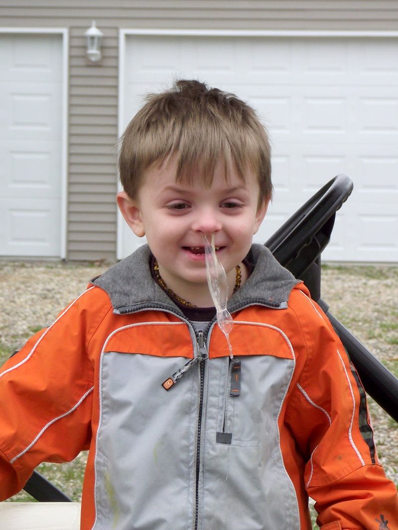 800x1065, 109 Kb / мальчик, ребёнок, улыбка, руль, сопли