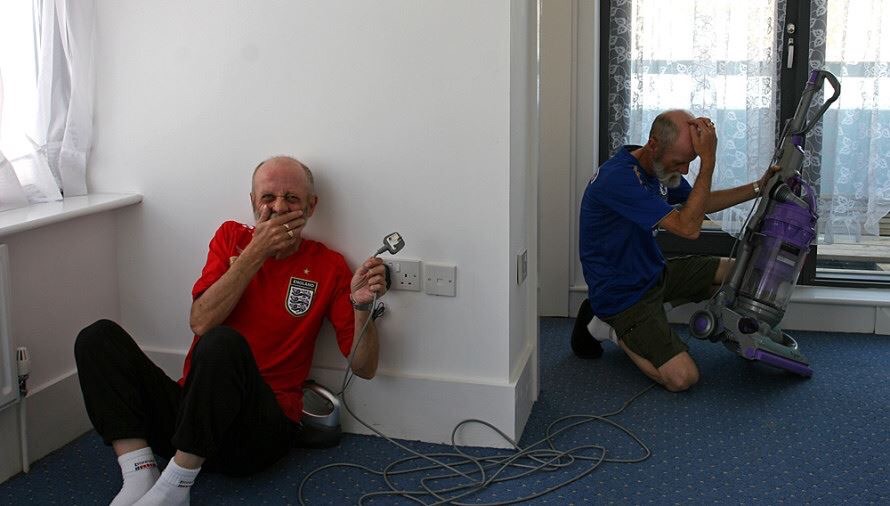 890x506, 89 Kb / старики, пылесос, розетка, питание, шутник, розыгрыш