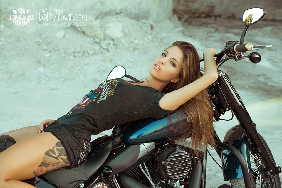 960x640, 181 Kb / харлей дэвидсон, тату, девушка, шорты