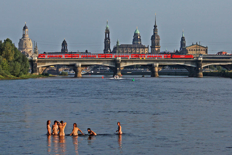 800x534, 259 Kb / поезд, мост, германия, река, купальщицы
