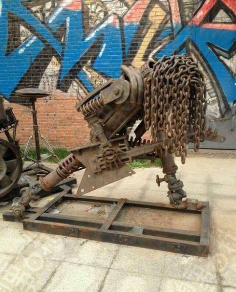 483x597, 63 Kb / Гитарист, метал, цепи, скульптура, барабан