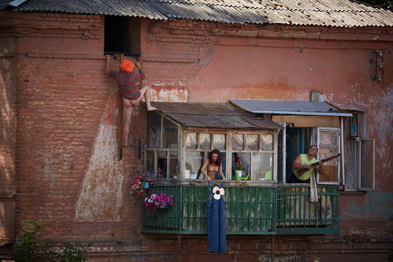 800x533, 116 Kb / карлсон, рыжий, любовник, ружье, балкон, топлесс