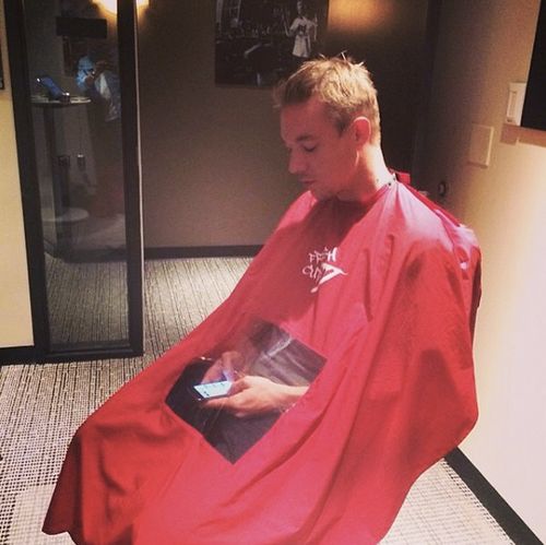 500x499, 42 Kb / парикмахерская, накидка, смартфон