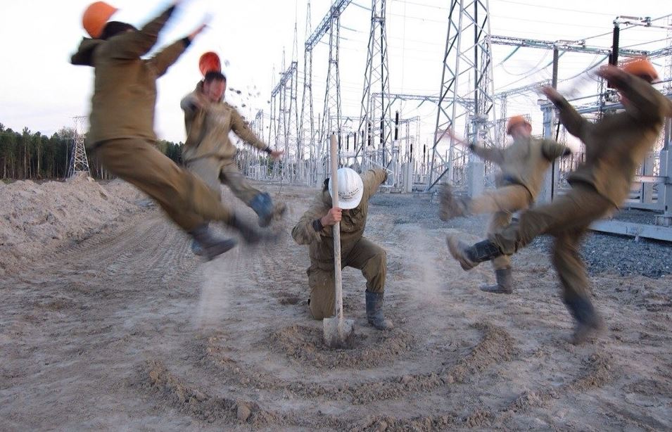 955x614, 131 Kb / Посох, волна, строители, лопата, прыжок