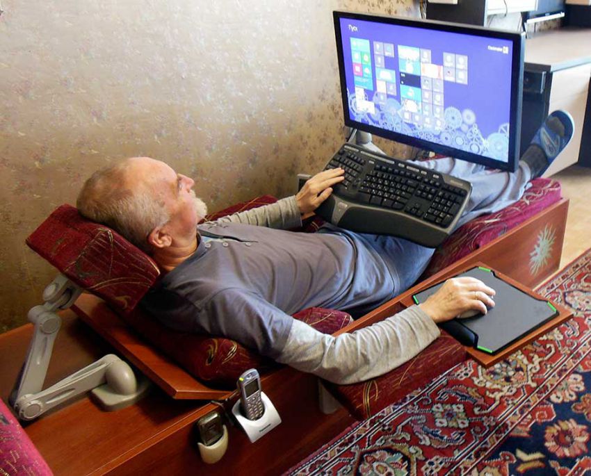 850x685, 110 Kb / Кресло, лежанка, компьютерное, монитор, клавиатура, мышка, коврик, телефон, ковёр, стена