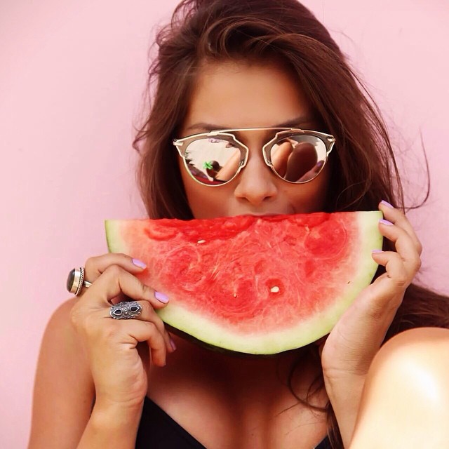 640x640, 73 Kb / девушка, арбуз, очки