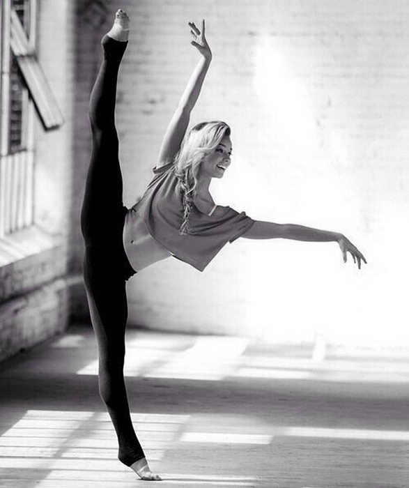 587x700, 46 Kb / шпагат, танец, ч/б