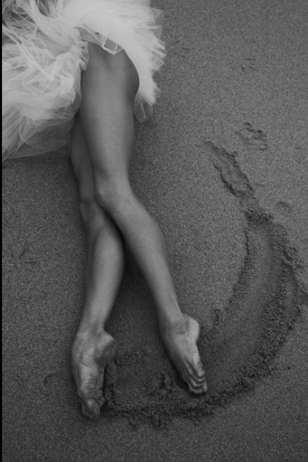 434x650, 78 Kb / балерина, песок, ч/б