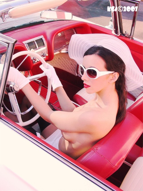 500x667, 94 Kb / брюнетка, руль, купе, машина, шляпа, водитель, очки, перчатки, красное