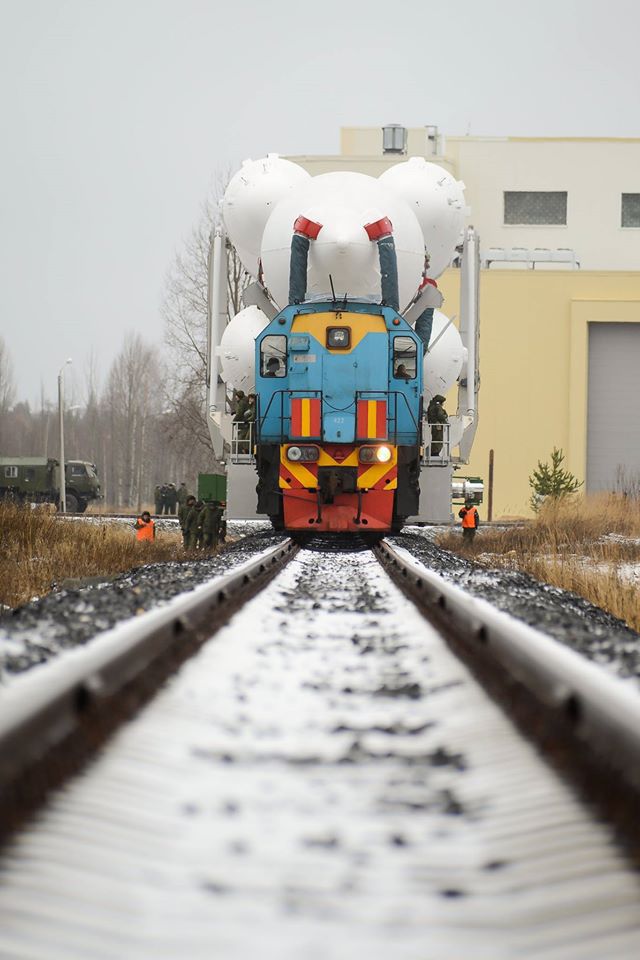 640x960, 73 Kb / Тепловоз, ракета, ракетоноситель, ракета-носитель, Ангара, рельсы, шпалы