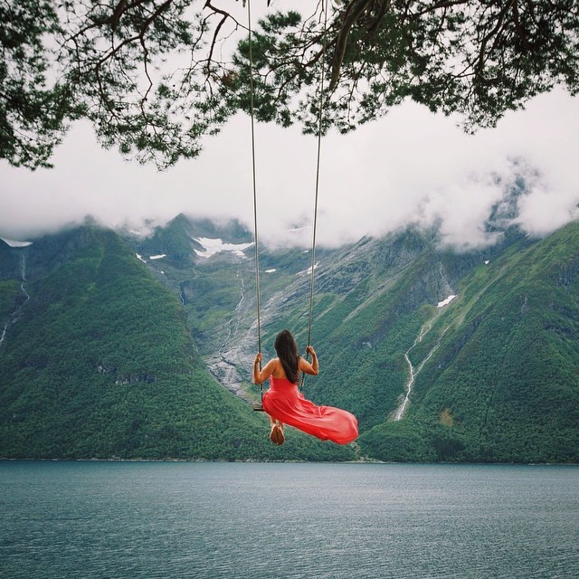 640x640, 154 Kb / вода, горы, туман, качели, девушка, красное