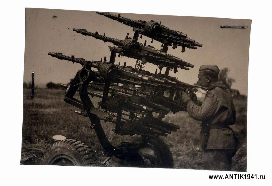 936x640, 69 Kb / пулемёт, солдат, зенитка, ч/б