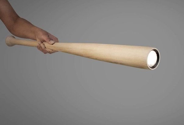 604x412, 13 Kb / Бита, фонарик, рука