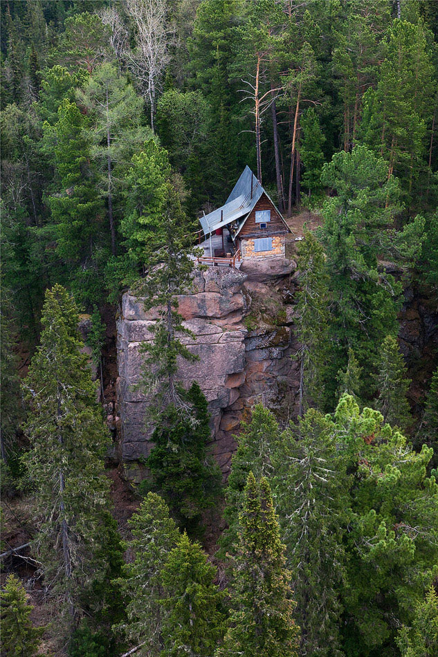633x950, 283 Kb / сторожка, дом, обрыв, скала, лес, зелёный