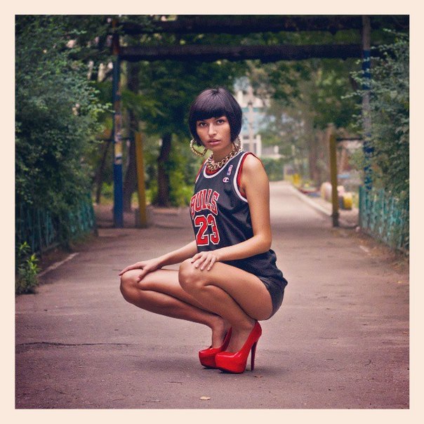 604x604, 85 Kb / Брюнетка, туфли, улица, илона