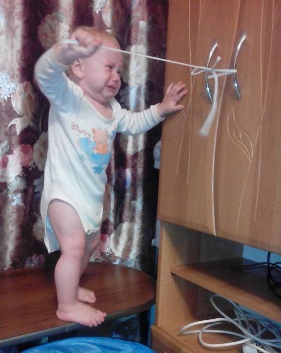 576x722, 120 Kb / ребенок, шкаф, стол, завязано